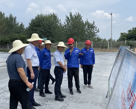 湖北省經信廳領導調研六國化工在鄂兩家企業工作