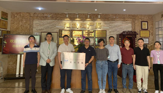 愛心企業助力抗疫      國泰向潁上縣捐贈兩輛救護車